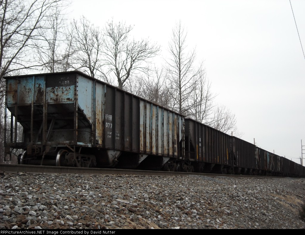 BPRR empty coal hoppers lineup sit on the southward Wyoming siding